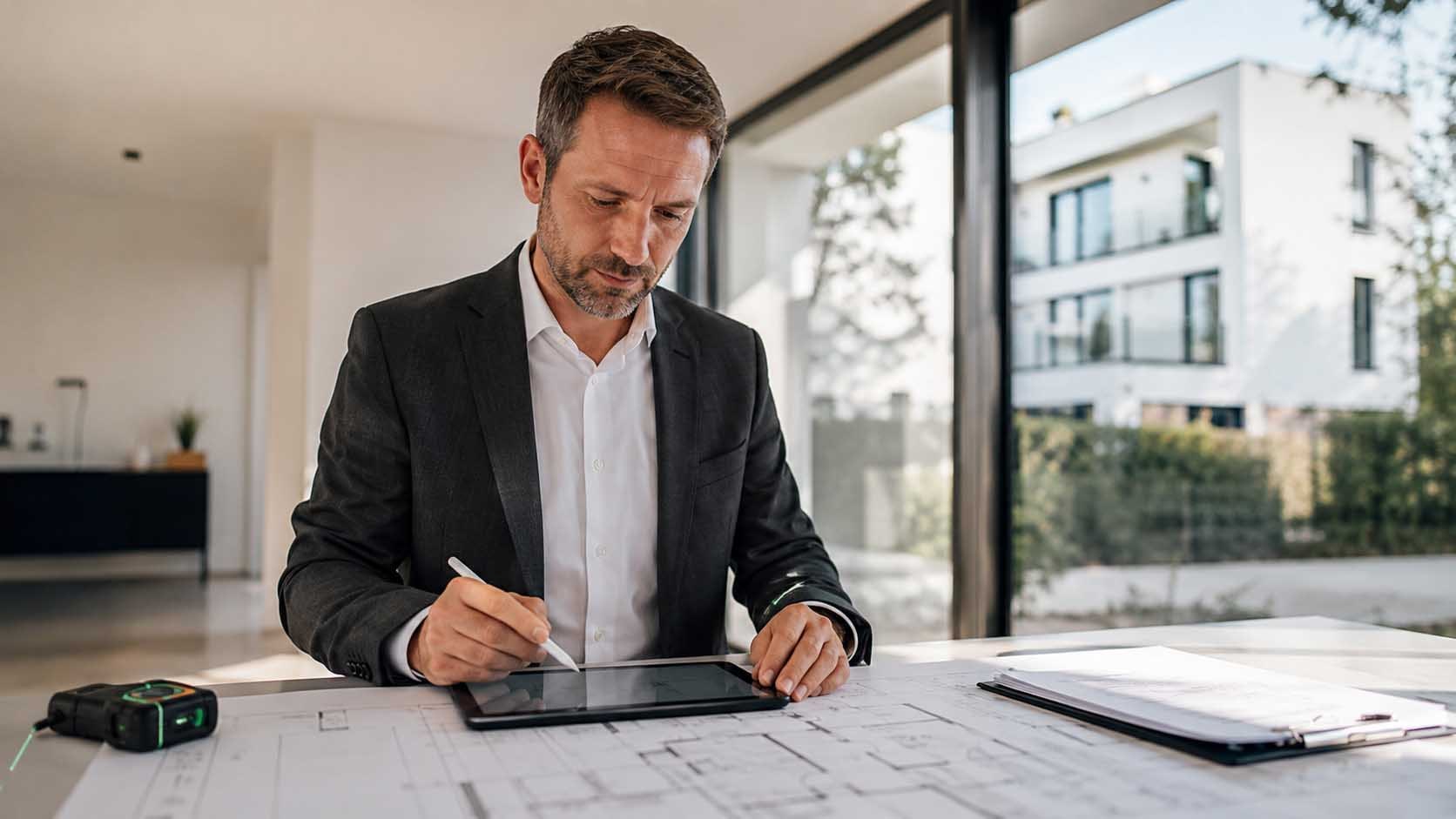 Wohnflächenberechnung Wohnung; Grundriss und Aufmaß mit Tablet